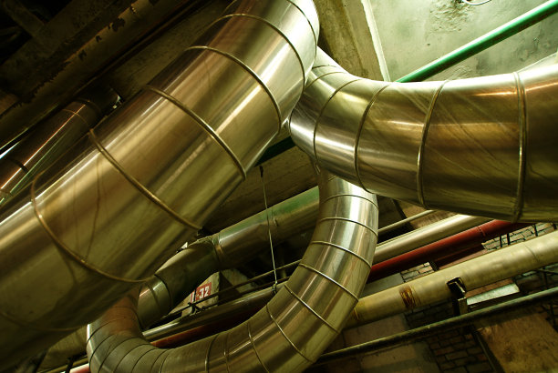 电厂里不同形状的管道阀门图片下载