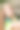 手持鲜花在花园里的年轻少女图片下载