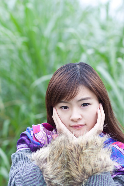 双手捧着脸颊图片下载