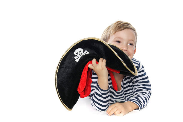 小男孩穿成海盗的样子图片下载