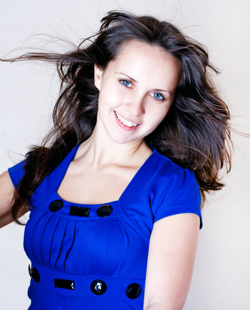 有一双蓝眼睛的美女图片下载