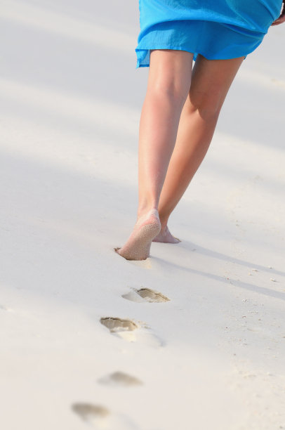 在海滩上散步图片下载