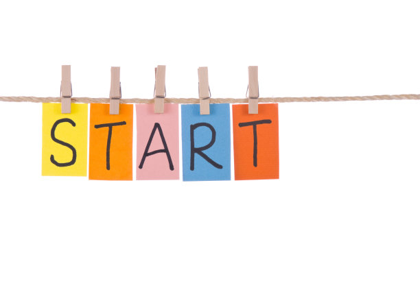 开始，彩色的文字被木栓挂在绳子上图片下载