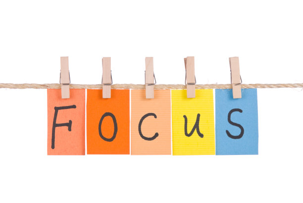 专注，五彩缤纷的单词挂在绳子上图片下载