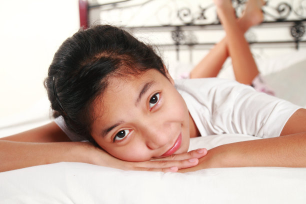 快乐的女孩在床上图片下载