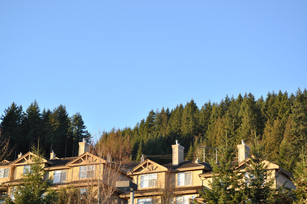 房子附近的山图片下载