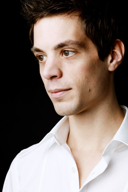 沉思的年轻人看向别处图片下载