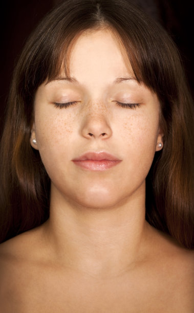 一个迷人的闭着眼睛的女性的肖像图片下载