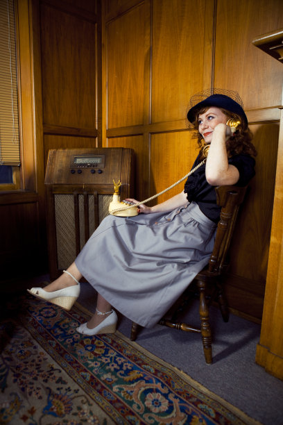 20世纪40年代的办公室职员打电话图片下载