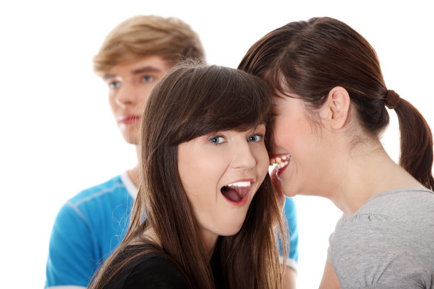 两个女孩在说长道短。图片下载