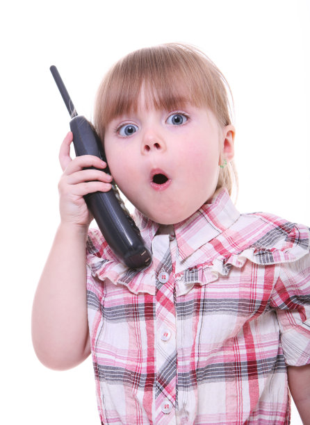 孤立惊讶的小女孩在打电话图片下载