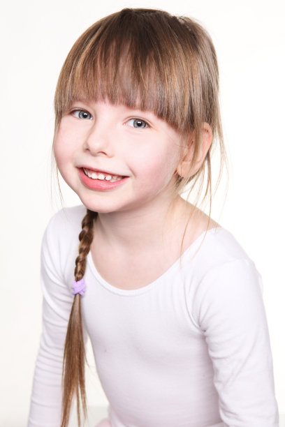 穿白衬衫的孩子微笑着图片下载