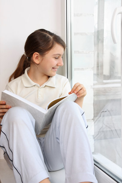 窗边的女孩图片下载