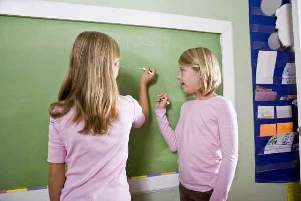 孩子们在教室里用黑板写字图片下载