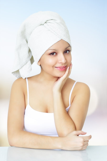 年轻女子洗澡后的肖像图片下载