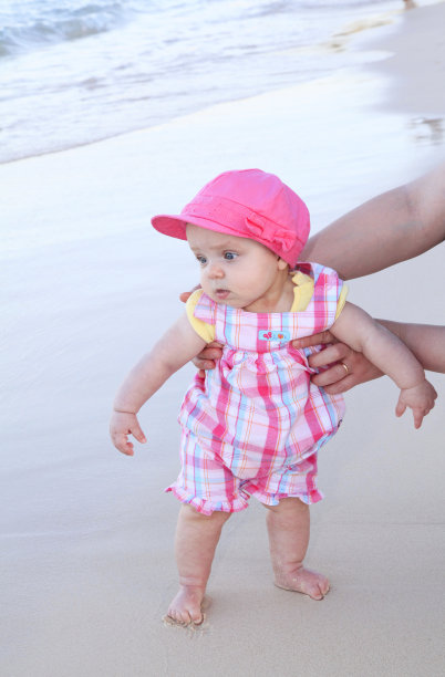 海滩上的小女孩图片下载