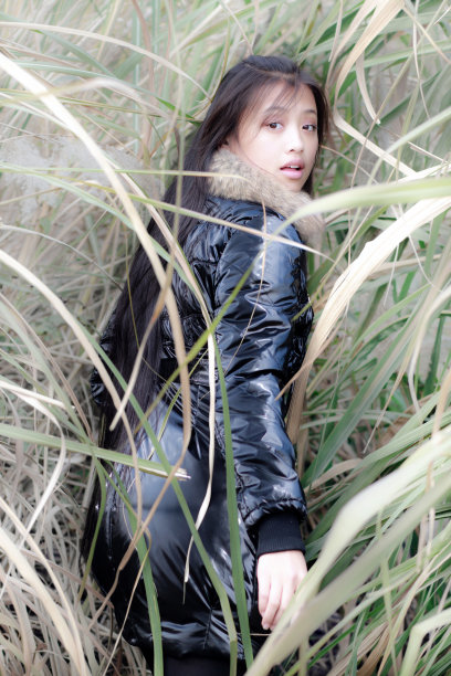 道奇女人转身在芦苇沼泽图片下载