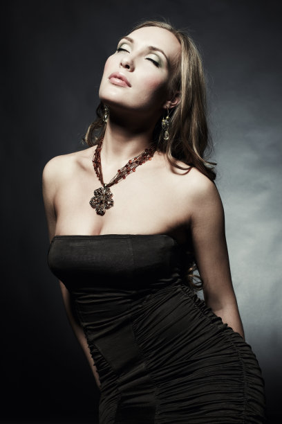 年轻美丽的女人的肖像图片下载