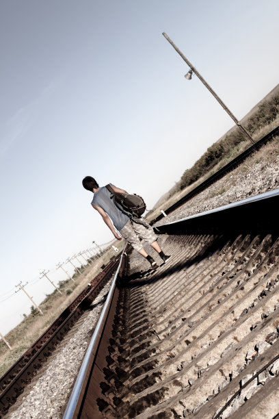 一个少年走在铁路上图片下载