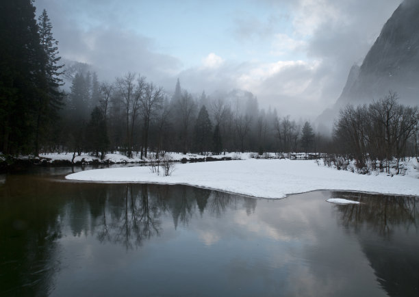 约塞米蒂国家公园的一个雾蒙蒙的早晨图片下载