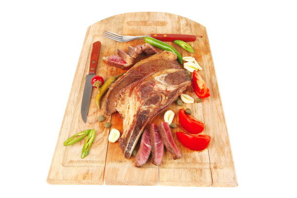 在木板上切成肉片，配上青椒图片下载