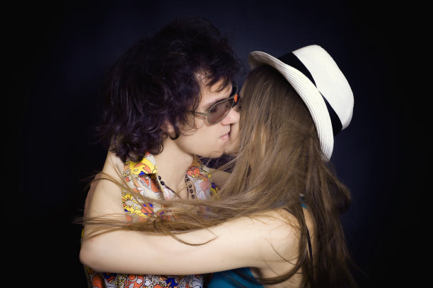 年轻情侣接吻的肖像图片下载