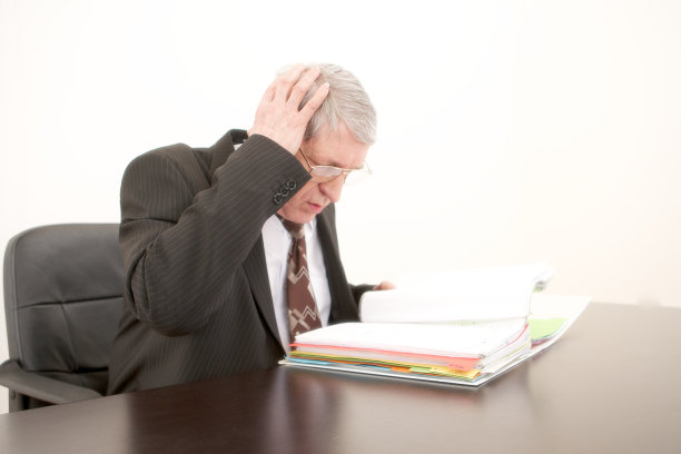 男人担心经济图片下载