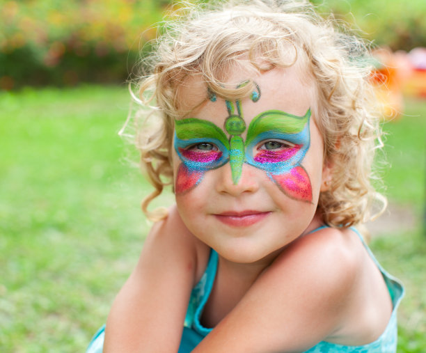 穿着人体彩绘的漂亮女孩图片下载