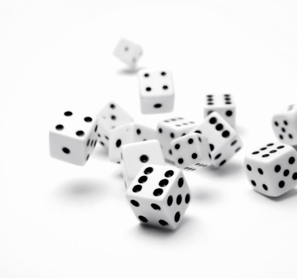 许多黑白骰子在白色的背景图片下载