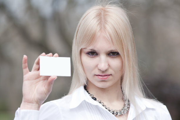 白衣金发在户外展示塑料卡片图片下载