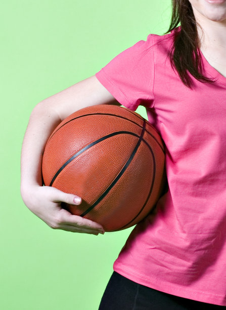 少女拿着一个篮球图片下载