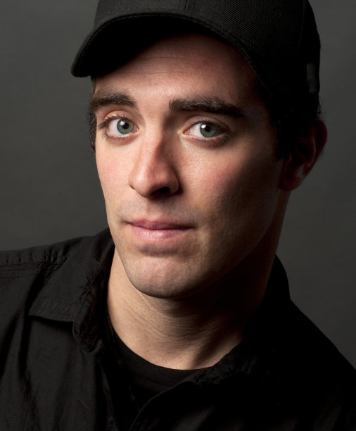 白人男性在黑色衬衫和棒球帽肖像图片下载