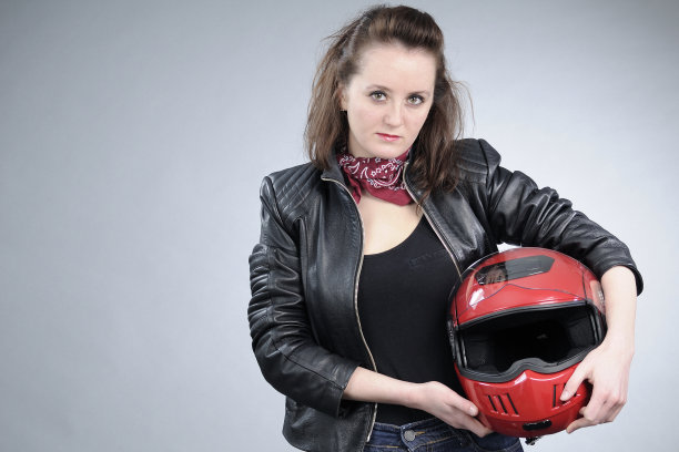 有吸引力的摩托车手摆姿势图片下载