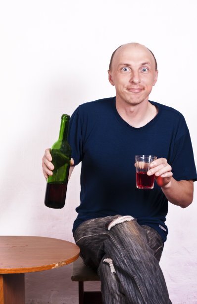 一个拿着一瓶酒的醉汉图片下载