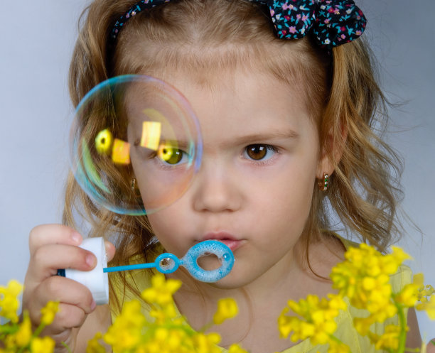 小女孩吹肥皂泡图片下载