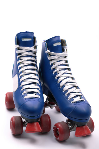 孤立的蓝色和红色旱冰鞋图片下载