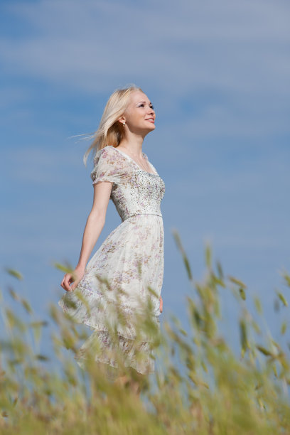 迷人的年轻女子在户外图片下载