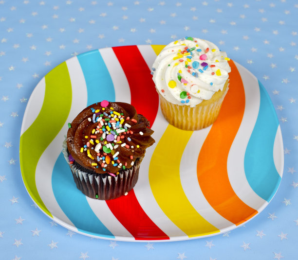 螺旋条纹盘上的两个纸杯蛋糕图片下载