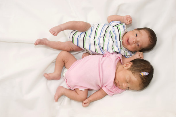 漂亮的双胞胎婴儿图片下载