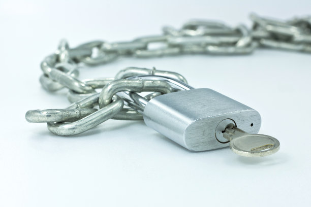 打开挂锁和链条隔离在白色的背景。图片下载