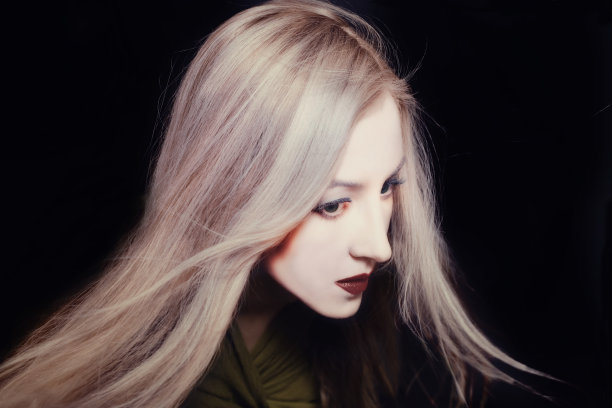 年轻女子用白色化妆日本娃娃图片下载