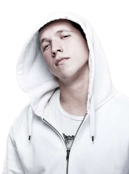 一个穿白色运动衫的男人的肖像孤立图片下载