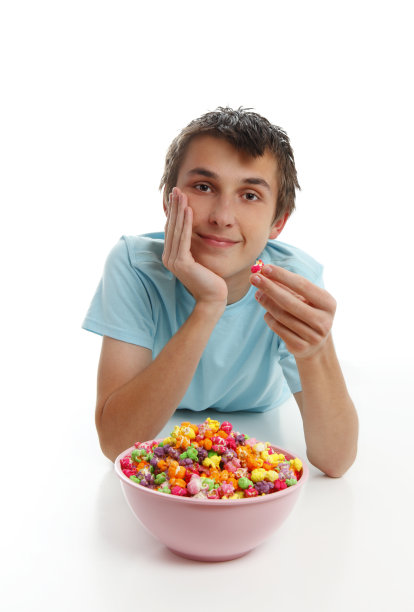 男孩放松着吃着爆米花图片下载