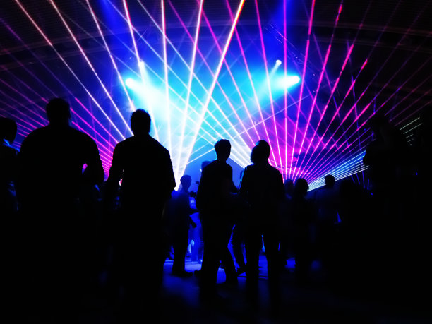 在夜总会跳舞的青少年剪影图片下载