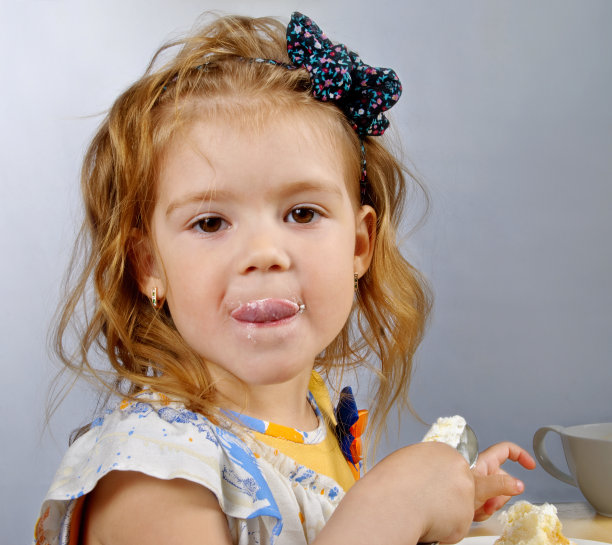 小女孩吃图片下载