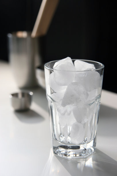 冰块在玻璃和鸡尾酒配件图片下载