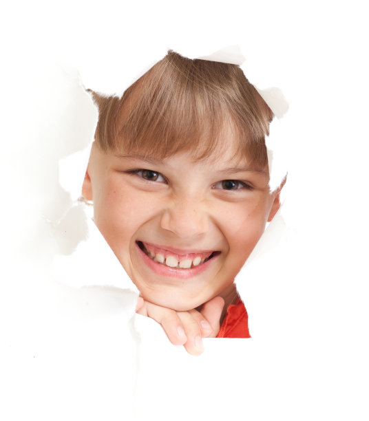 快乐的孩子笑脸被撕成纸洞孤立图片下载