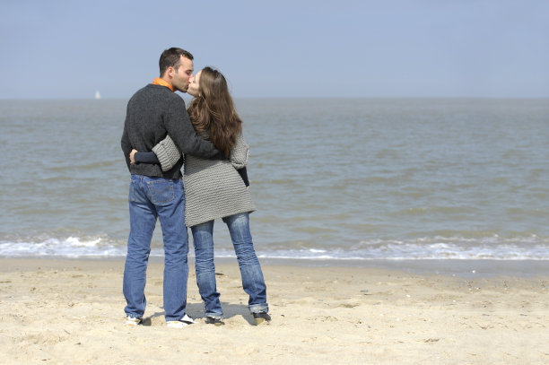 海滩上的一对情侣图片下载