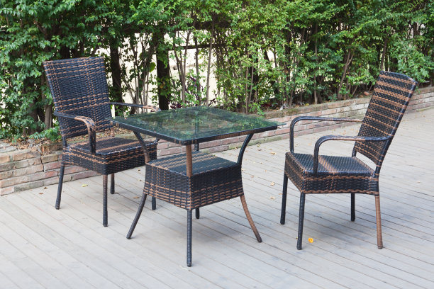 柳条椅子和桌子图片下载