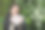 在花丛中打喷嚏的女人图片下载